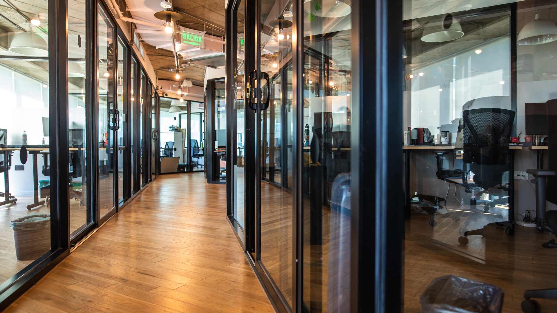 Massima flessibilità: Le pareti mobili rivoluzionano gli spazi di coworking per soddisfare le esigenze dei professionisti