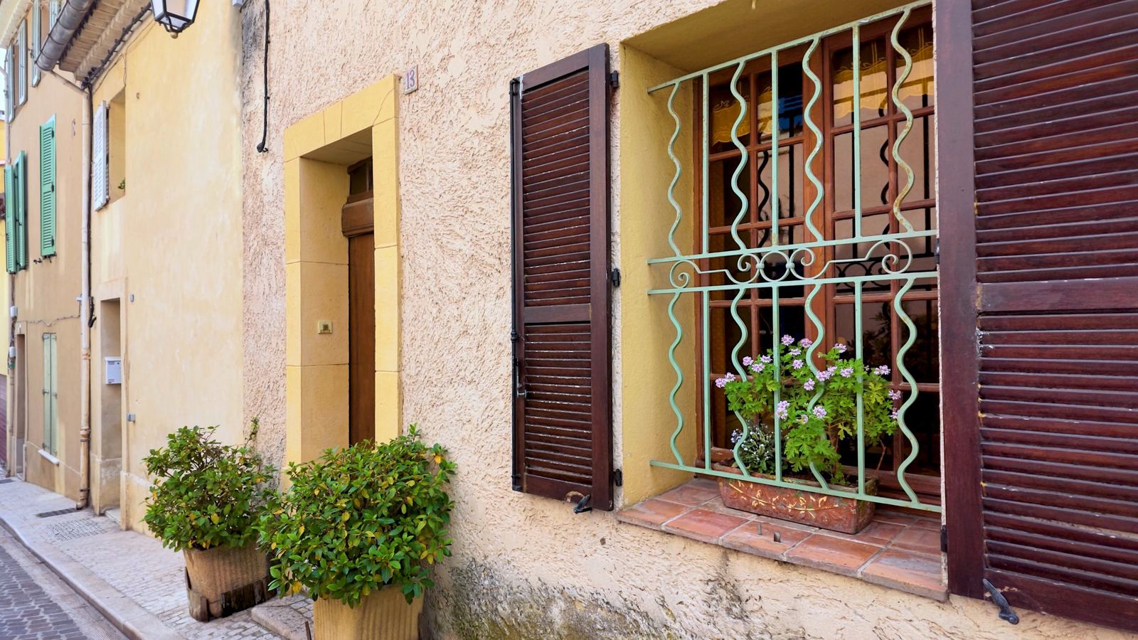 Come proteggere finestre e portefinestre ai piani bassi